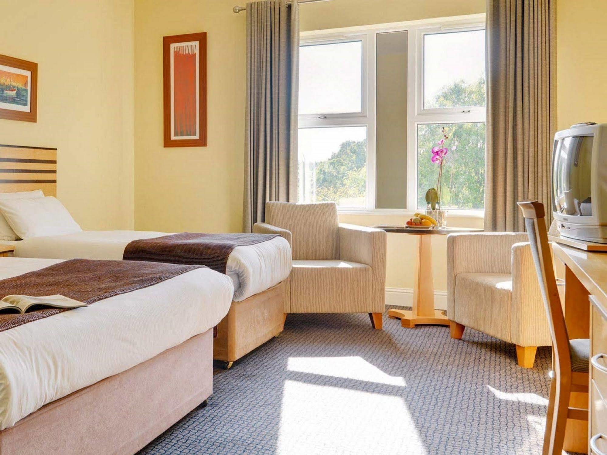 Breaffy Woods Hotel Касълбар Екстериор снимка