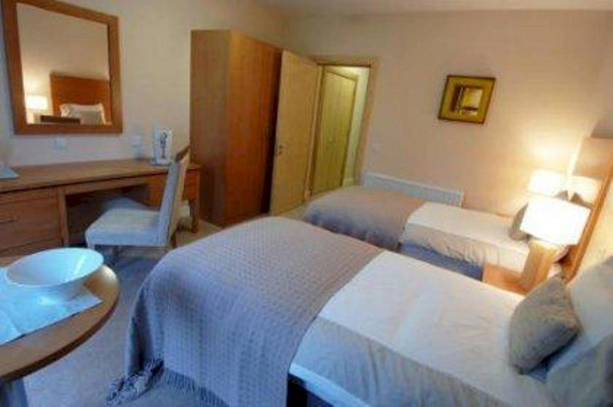Breaffy Woods Hotel Касълбар Екстериор снимка