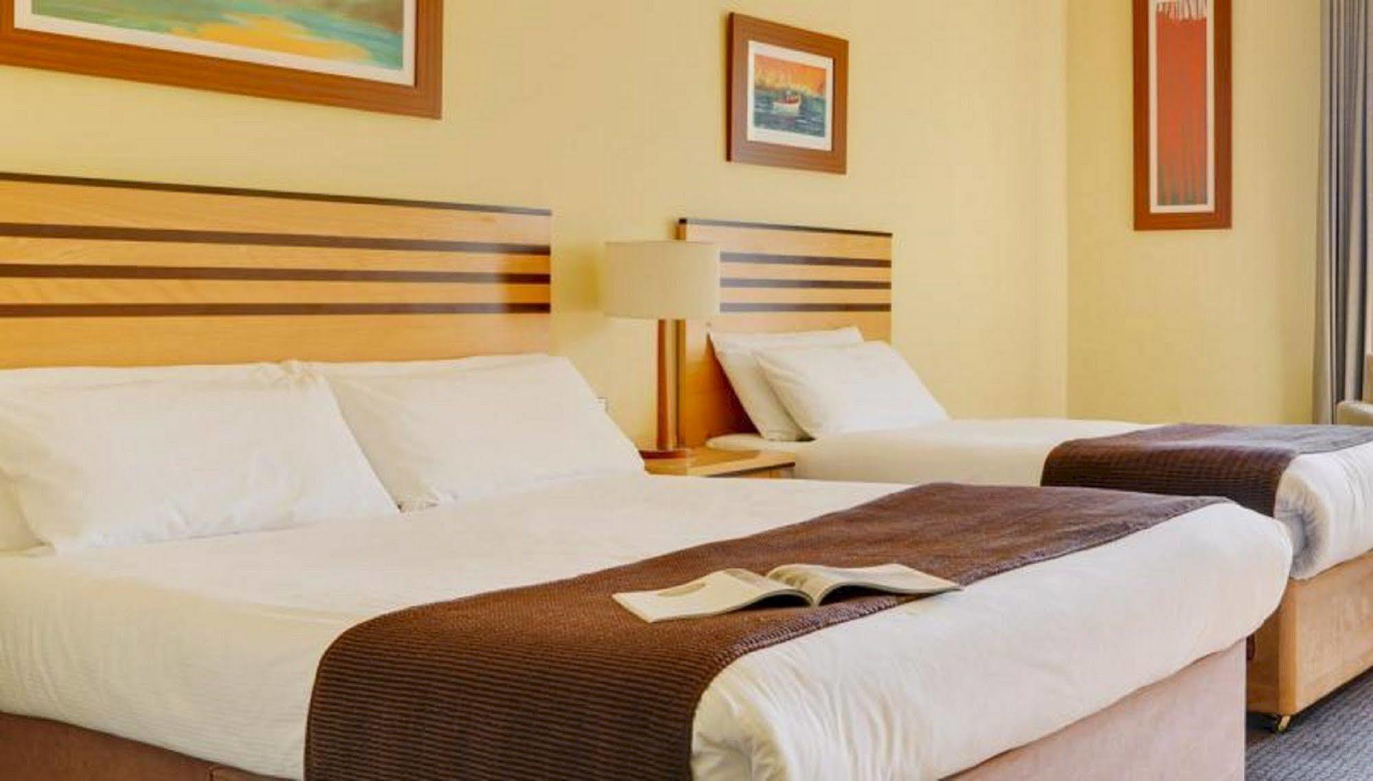 Breaffy Woods Hotel Касълбар Екстериор снимка