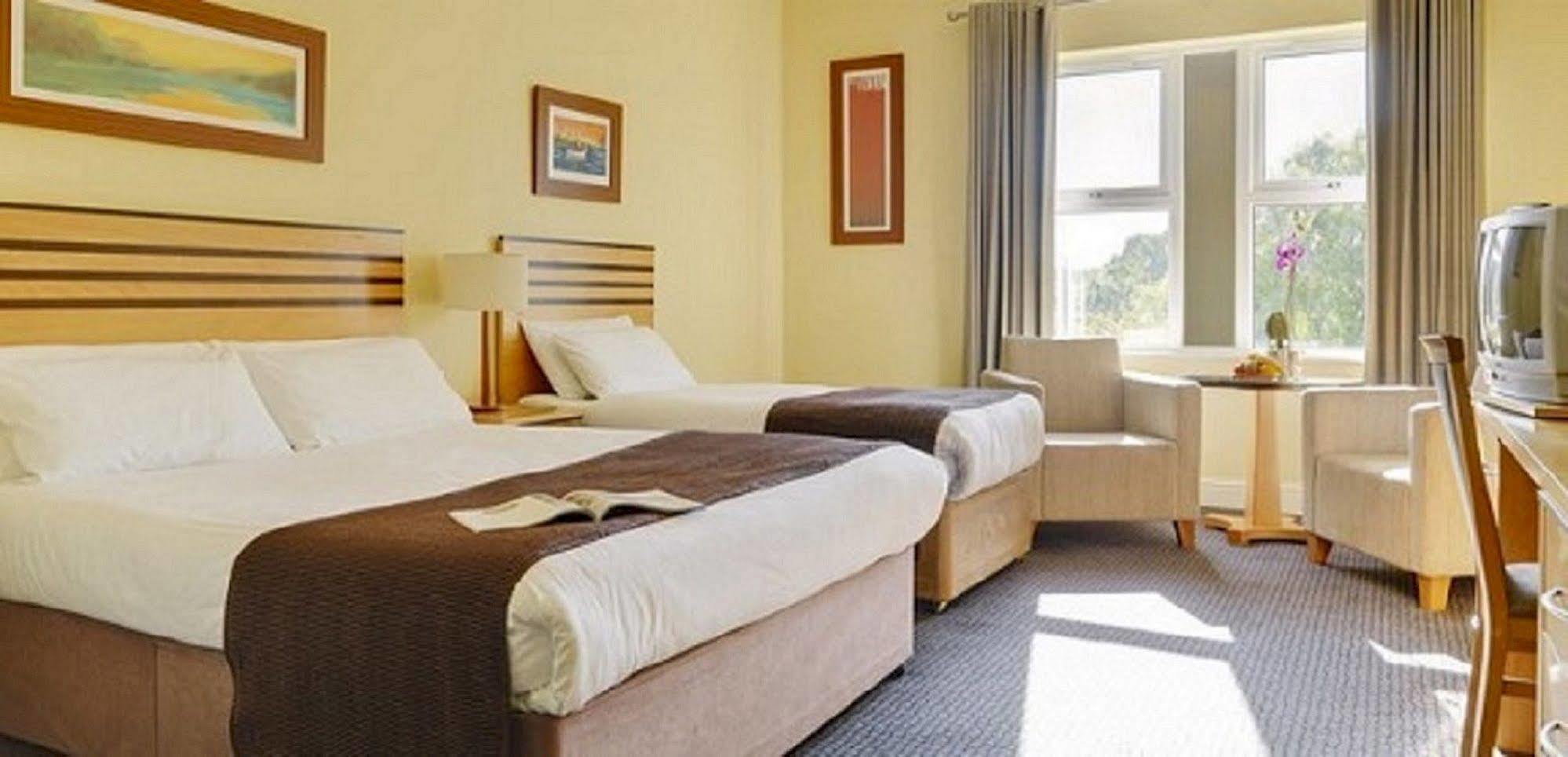 Breaffy Woods Hotel Касълбар Екстериор снимка